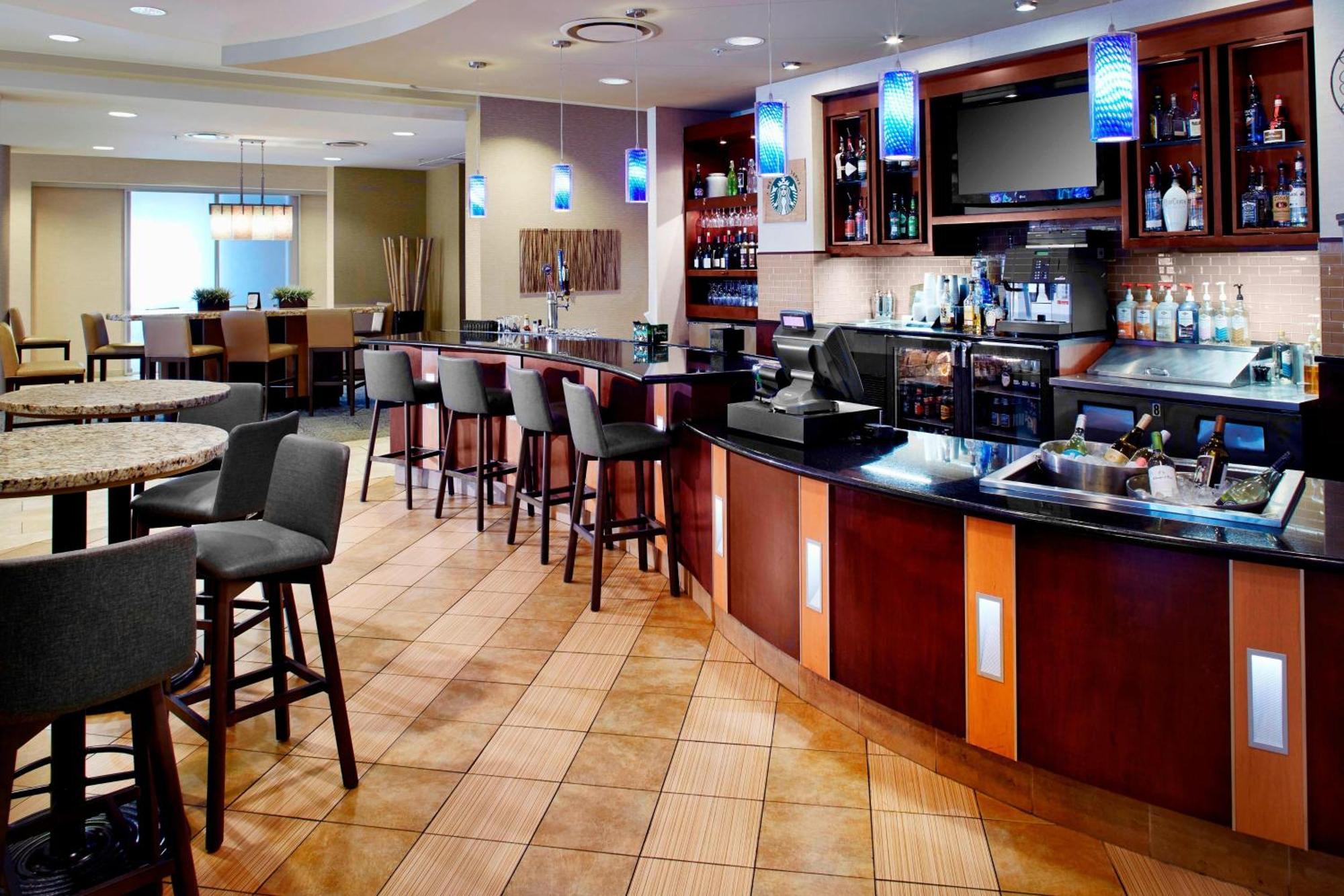 Courtyard Hamilton Hotel Ngoại thất bức ảnh